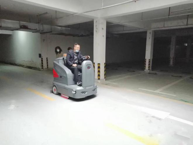廊坊小区物业保洁不用人力改用驾驶式洗地机了